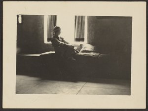 [Femme assise à la fenêtre]