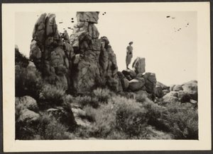 [Femme debout sur des rochers]