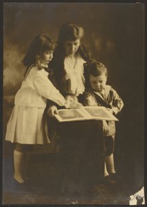 [Femme et enfants avec livre d