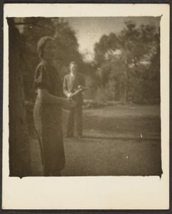 [Femme et homme dans un parc]