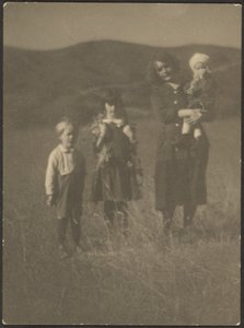 [Femme et trois enfants dans un champ]