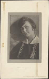 [Femme en robe avec des passepoils en forme de gaufre] - Louis Fleckenstein