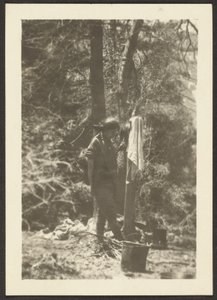 [Femme avec des seaux dans les bois] - Louis Fleckenstein
