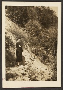 [Femme sur la colline]