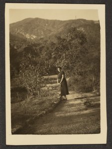 [Femme sur le chemin]