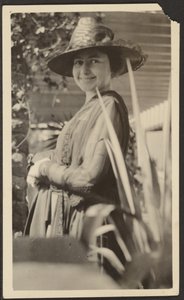 [Femme sous le porche] - Louis Fleckenstein