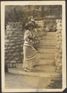 [Femme avec appareil photo sur les marches]