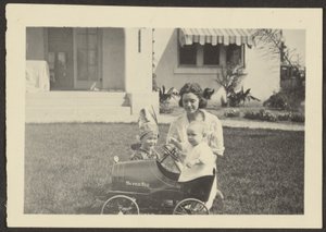 [Femme avec enfants dans une voiture jouet] - Louis Fleckenstein