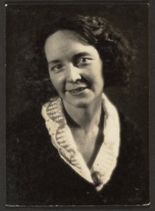 Femme au col brodé