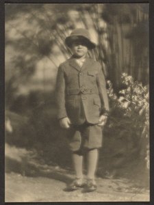 [Jeune garçon dans un jardin]