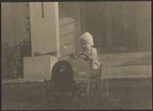 [Jeune enfant dans une voiture Super Six] - Louis Fleckenstein