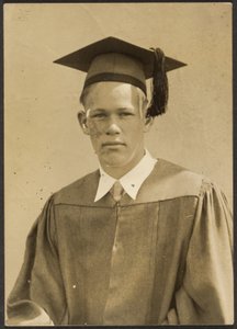 [Jeune homme en bonnet et robe]