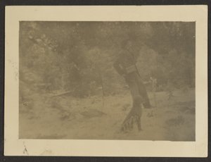 [Jeune homme avec chien dans un champ] - Louis Fleckenstein