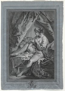 Jeune femme assise sur un lit