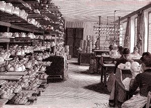 Usine de poupées, séchage des têtes de poupées en porcelaine avant cuisson, de "La Nature"