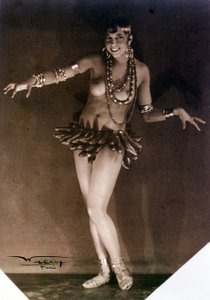 Joséphine Baker et les bananes. Années 1920. Photographie de Lucien Walery (1863-1935).