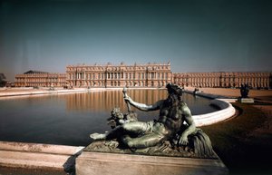 Vue de la façade et des fontaines du parc du château de Versailles