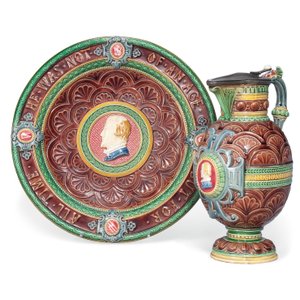 Une verseuse et un support en majolique de Minton