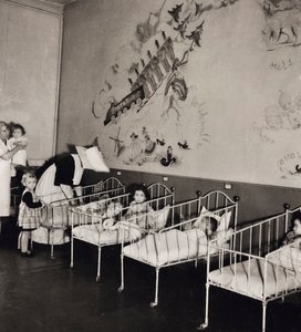Filles dans un orphelinat Français - Luigi Leoni
