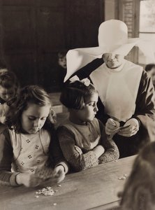 Filles dans un orphelinat Français - Luigi Leoni