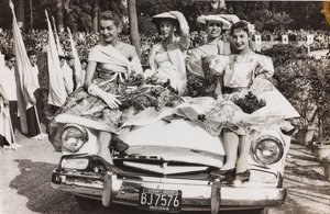 Mannequins posant sur une voiture sur la Piazza di Siena à Villa Borghese, Rome - Luigi Leoni