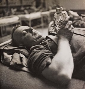 Le convalescent militaire regarde un petit flacon contenant une préparation chimique - Luigi Leoni