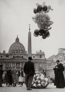 Vente de ballons devant la basilique Saint-Pierre au Vatican - Luigi Leoni