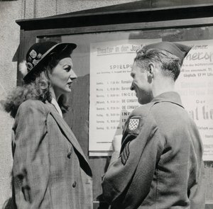 Soldat avec une jeune femme devant l