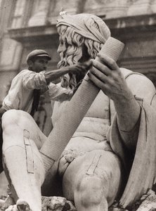Ouvrier sur la sculpture du Gange dans la fontaine des quatre fleuves sur la Piazza Navona à Rome - Luigi Leoni