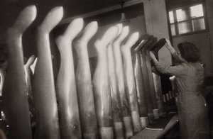 Des ouvriers pour travailler dans une usine de chaussettes - Luigi Leoni
