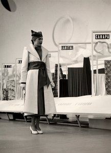 Mannequin en manteau créé par la maison de couture "Lamma"