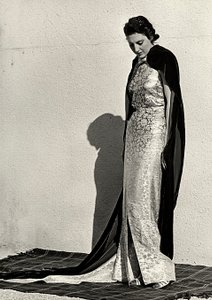 Mannequin en robe de soirée créée par la maison de couture italienne "Dragoni"