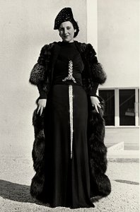 Mannequin en robe de soirée créée par la maison de couture italienne "Dragoni"