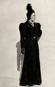 Mannequin présente un article créé par la maison de couture italienne "Cicogna"