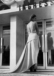 Mannequin vu de dos portant une robe de soirée créée par la maison de couture "Graldi"