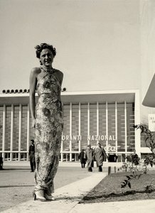 Mannequin portant une longue robe à motif floral, créée par la maison de couture "Graldi".