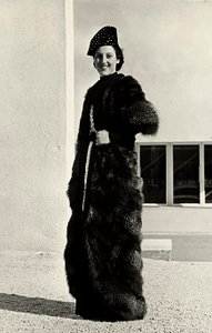 Mannequin portant un manteau de renard argenté créé par la maison de couture italienne « Dragoni »