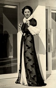 Mannequin portant une robe de soirée créée par la maison de couture italienne « Bernasconi »