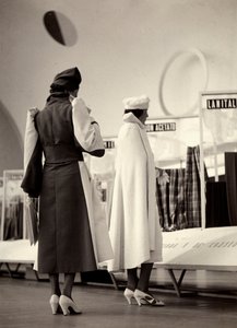 Deux mannequins vus de dos portant des créations de la maison de couture "Lamma" - Luis Bogino