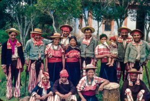 Villageois guatémaltèques en vêtements traditionnels posant pour un portrait de groupe à Todos Santos