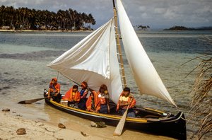 Femmes avec anneaux de nez en or de la tribu Cuna des Mulatas alias îles San Blas pagayant et s...