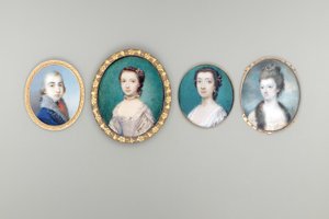 Mme Arabella Walker-Heneage, née Cope (d. vers 1818), en robe crème avec bordure en dentelle et manteau bordé de fourrure, perles enroulées dans ses cheveux relevés et bouclés, fond de ciel et de nuages - Luke Sullivan
