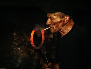 Un forgeron allume une cigarette