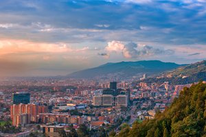Bogota, Colombie - Vue panoramique en plongée de la partie nord de la capitale vue depuis La Calera sur les montagnes des Andes.