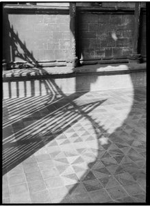 Détail montrant les ombres projetées sur les carreaux de sol à l