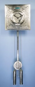 Horloge murale par Margaret Gilmour (1860-1942), décorée en repoussé avec des motifs entrelacés celtiques - Margaret Gilmour