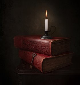 Livres et clés à la lueur des bougies - Margareth Perfoncio