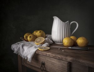Des citrons frais sur du bois