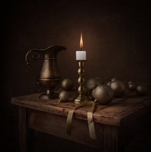 Nature morte à la lueur des bougies dorées - Margareth Perfoncio