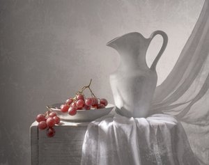Raisins et pichet blanc
